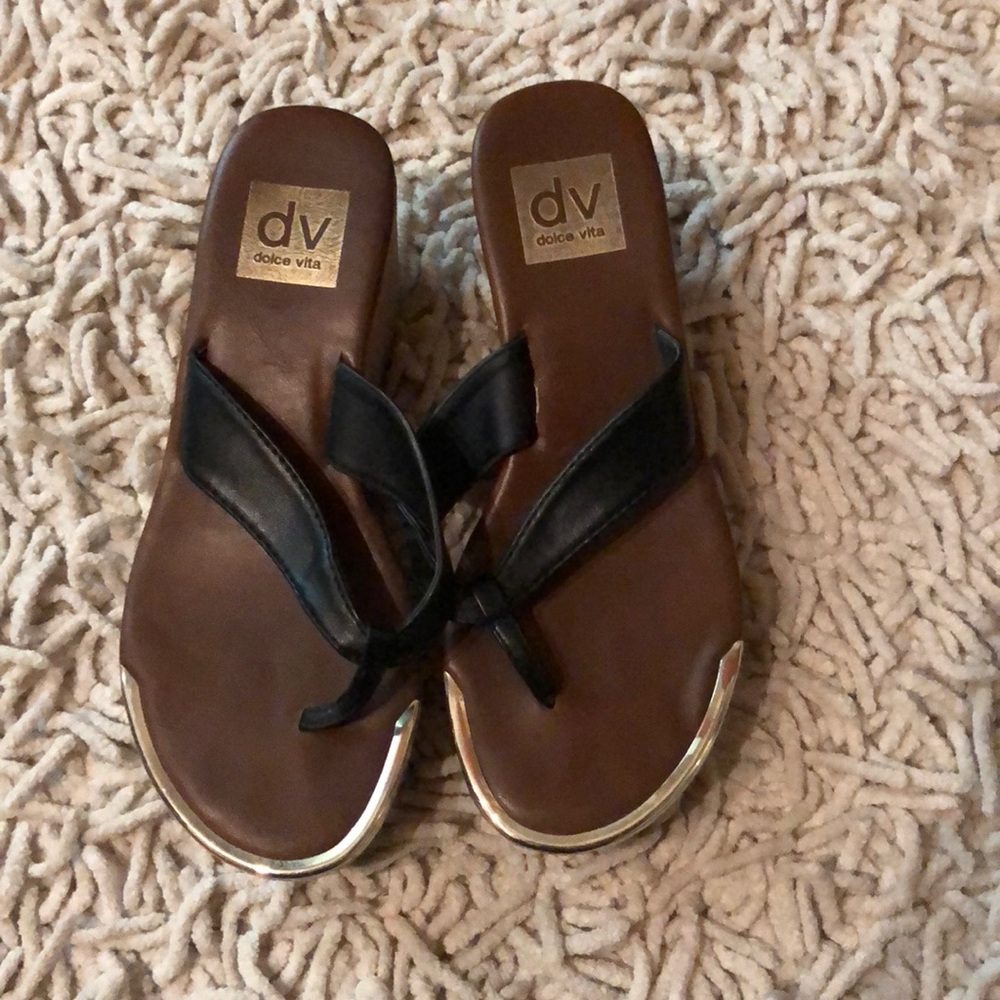 Dolce vita flip flop w gold decal at tips 5.5